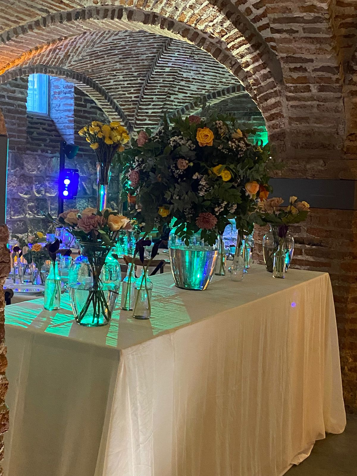 Noche de Gala: Un Banquete Bajo el Firmamento - Decoración de matrimonios en Santiago - SJB Decoarte