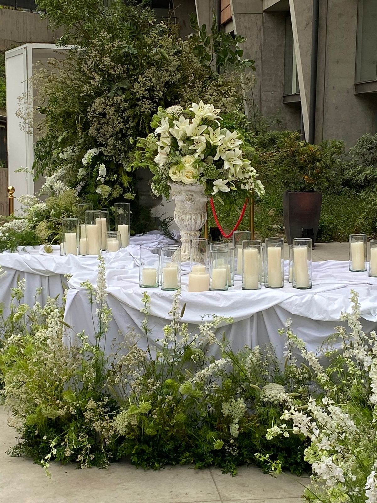 Serenidad Blanca: Minimalismo Orgánico - Decoración de matrimonios en Santiago - SJB Decoarte