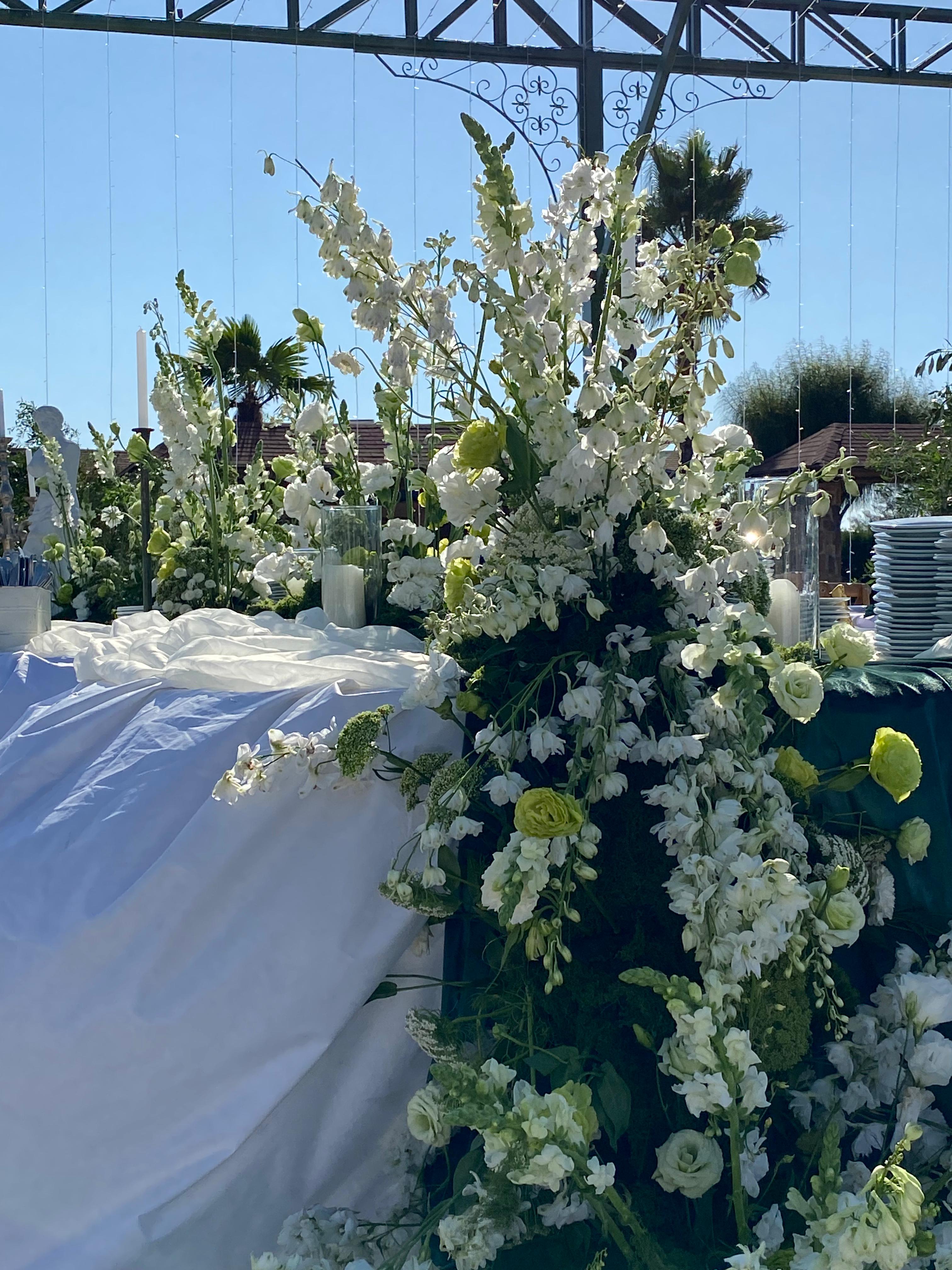 Secretos de un Jardín Barroco: La Elegancia Escultórica - Decoración de matrimonios en Santiago - SJB Decoarte