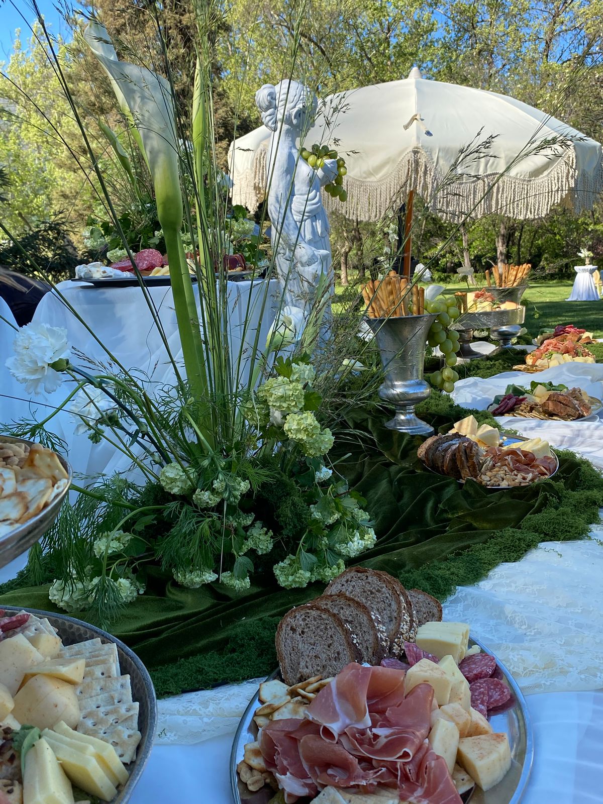 Ecos de la Antigüedad: El Jardín Escultórico - Decoración de matrimonios en Santiago - SJB Decoarte