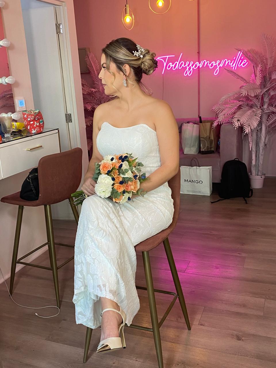 Cliente feliz con su ramo